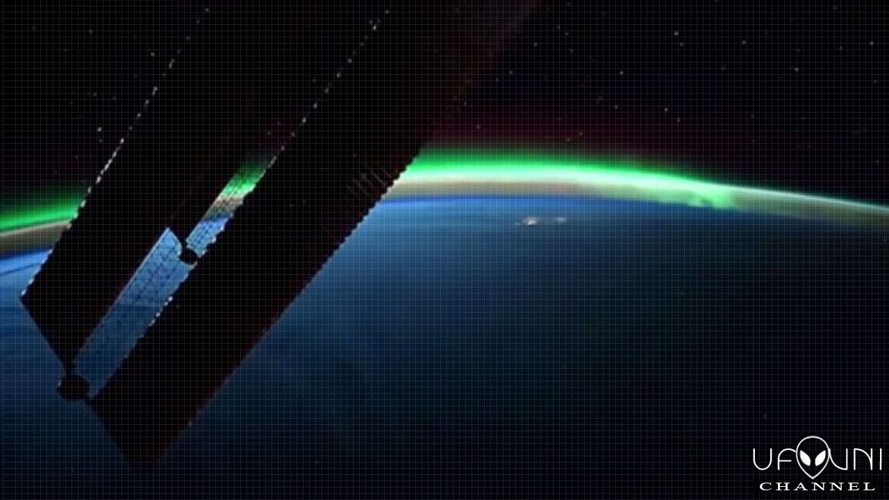 Un astronauta graba extraños objetos móviles pasando por encima de la Tierra